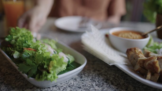 亚洲女人喜欢吃越南菜