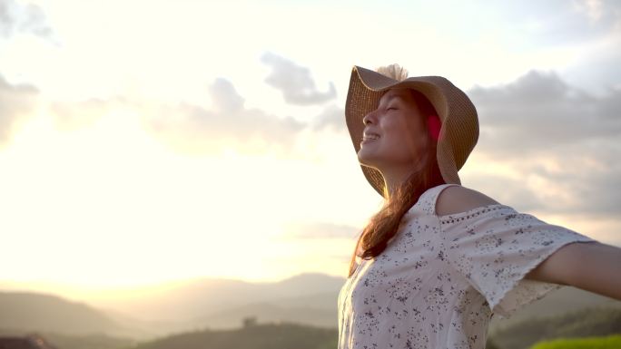 女人张开双臂的自由