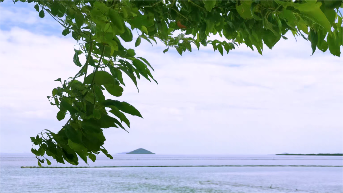 航拍安徽巢湖纯净天空平静湖面一面湖水