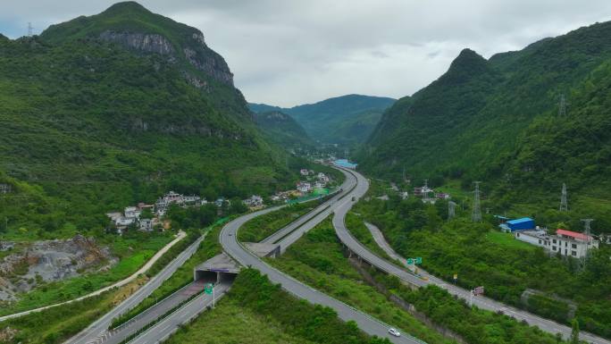 航拍山中的高速公路