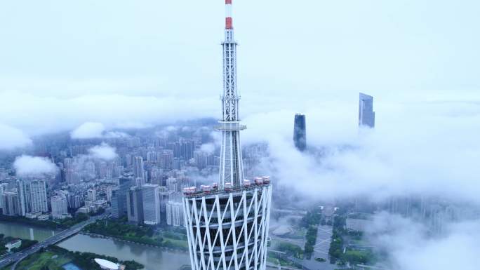 航拍云海中的广州塔