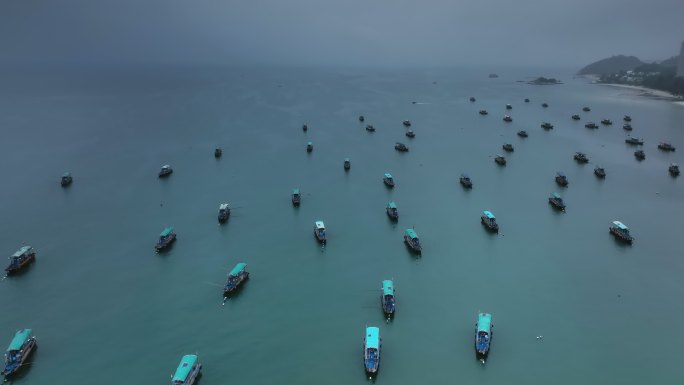 浓雾中的海上渔港禁渔期渔船停泊在海面上捕
