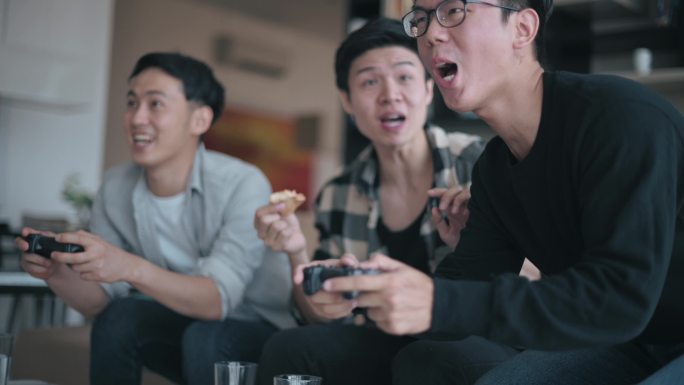 周末，亚裔中国年轻人喜欢和朋友在客厅玩电子游戏