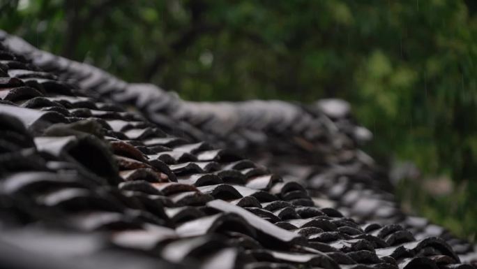 下雨天的瓦房