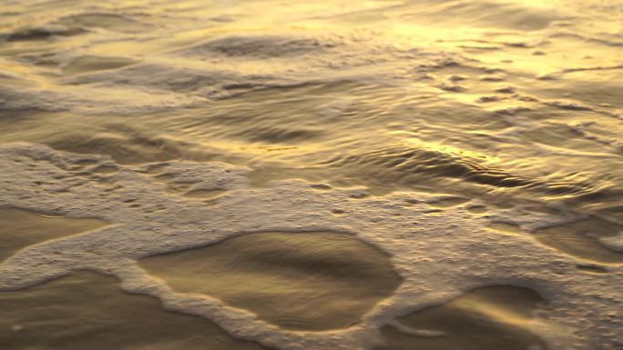 夕阳流水面金色海面波浪阳光沙滩海水冲刷击