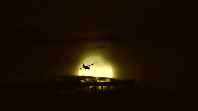 飞机凌月飞机飞过月球