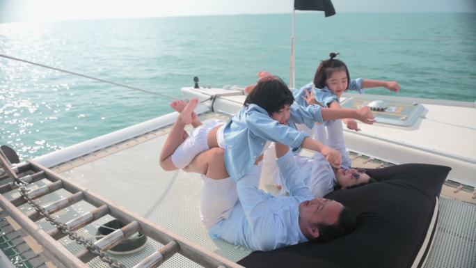 亚洲富裕家庭度假父爱童年快乐生活