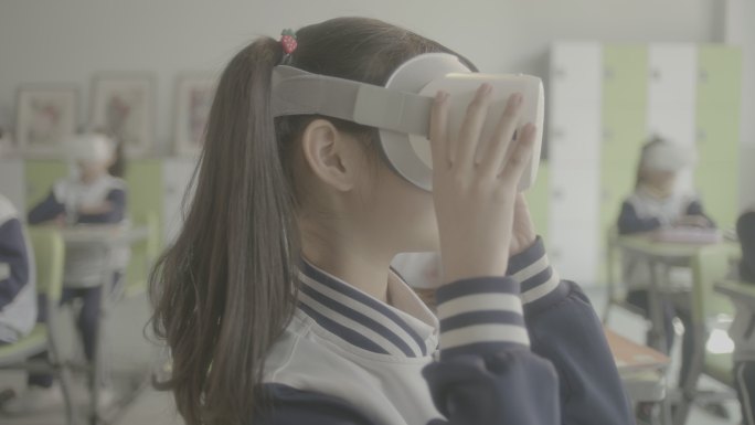 女孩带着VR眼镜上课