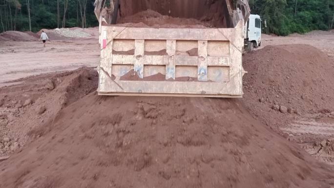 泥头车运输泥方自卸车自卸泥方过程