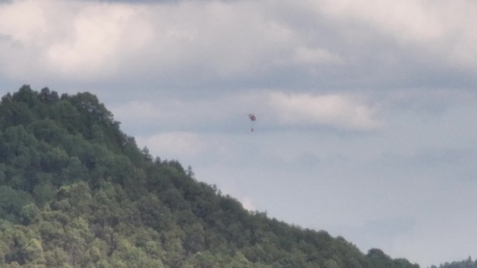 直升机救火巴南山火火灾现场