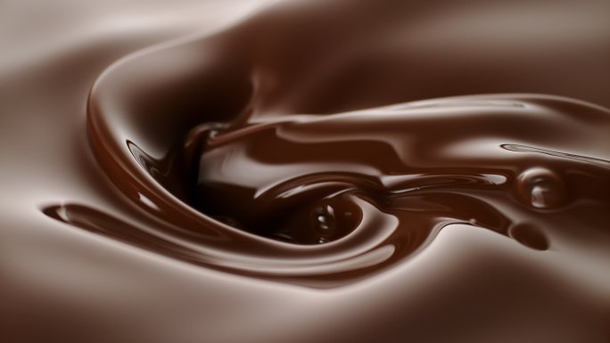 融化的巧克力流了出来。中间有闪亮的漩涡