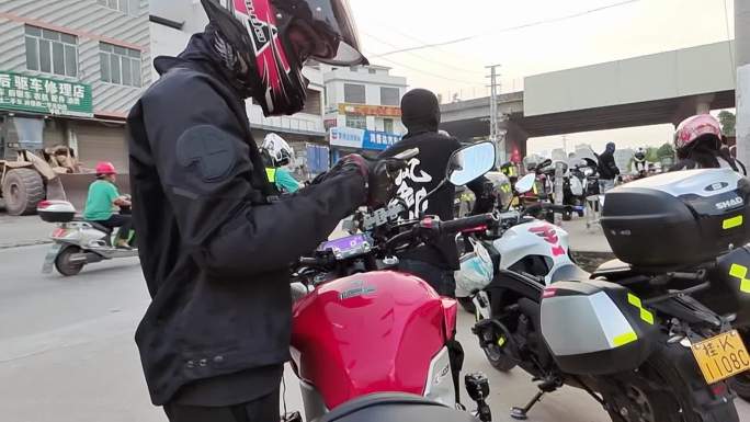 摩托车发烧友越野摩托车俱乐部旅程准备骑车