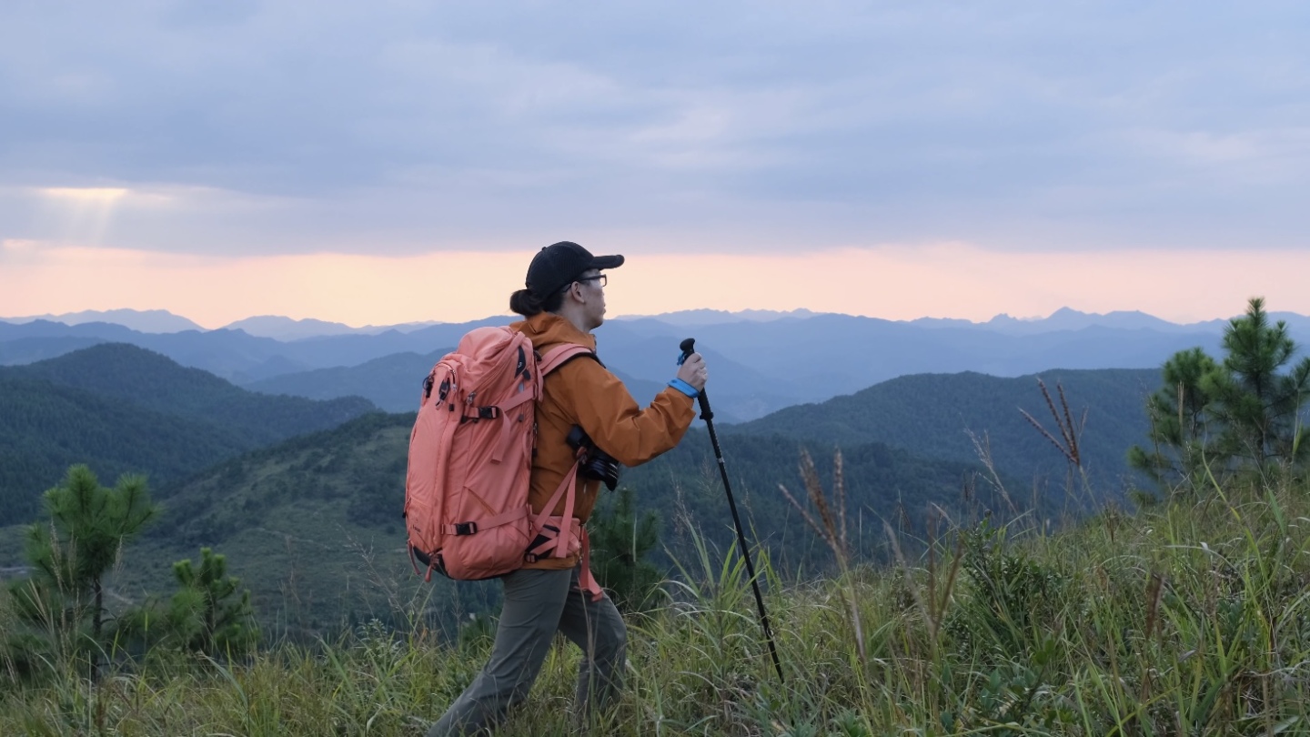 登山徒步勇登高峰