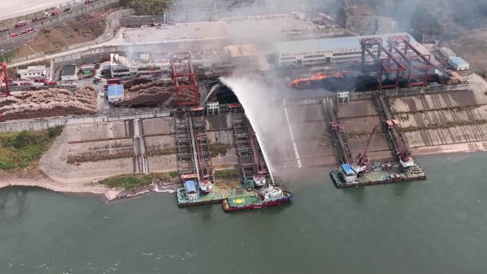 航拍重庆码头火灾消防船救火消防宣传