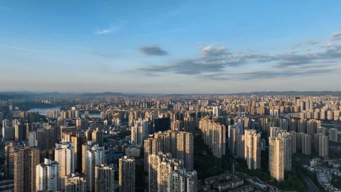 清晨的阳光照射在城市建筑上3