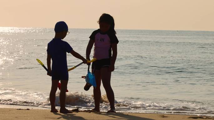 海边沙滩周末小女孩小男孩在玩水