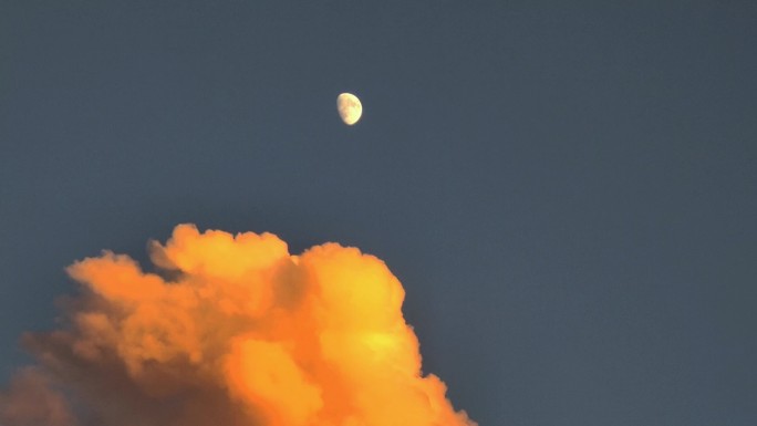 夕阳下的彩云与月亮竖屏片头片尾