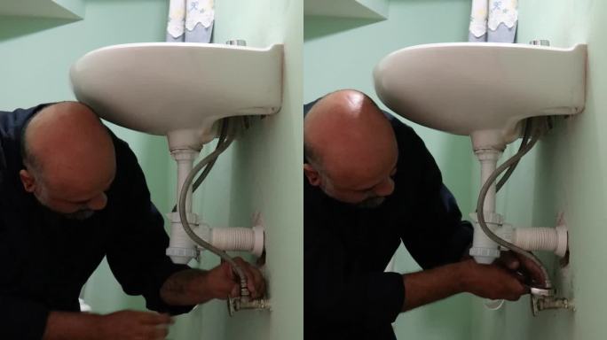 修理浴室水槽软管的水管工