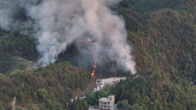 航拍巴南森林火灾重庆山火现场火光冲天