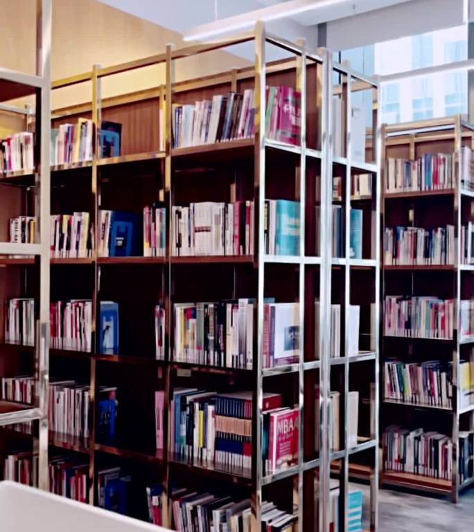 竖屏拍摄图书馆书架