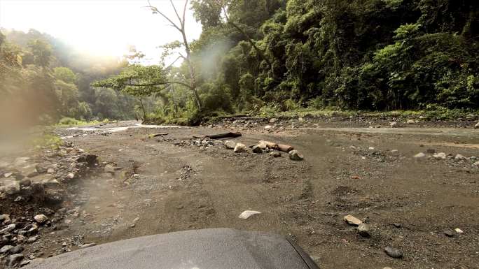 四轮驱动穿越哥斯达黎加偏远雨林：泥泞道路