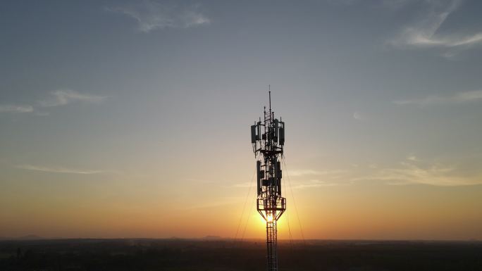 电信塔周围的鸟瞰图。无人机视角