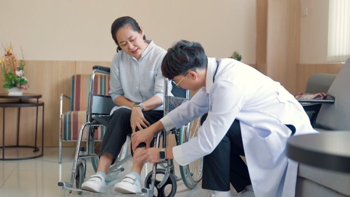医生在轮椅上帮助她的病人