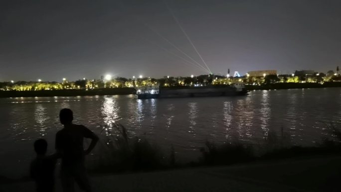 夜晚邕江边散步人影