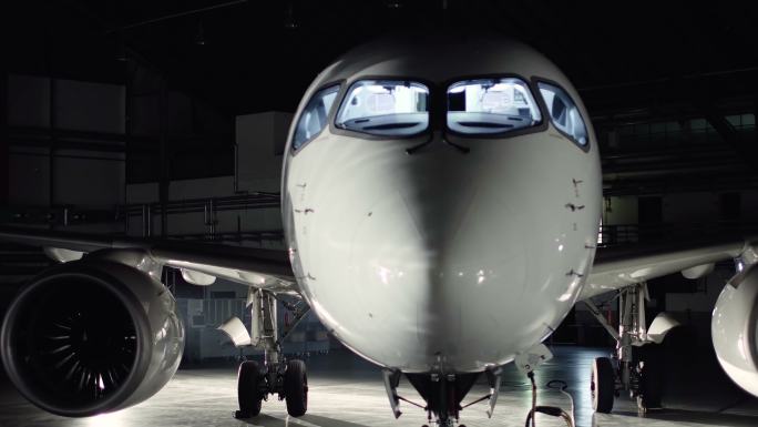 一架全新飞机站在飞机维修机库中的上下镜头。