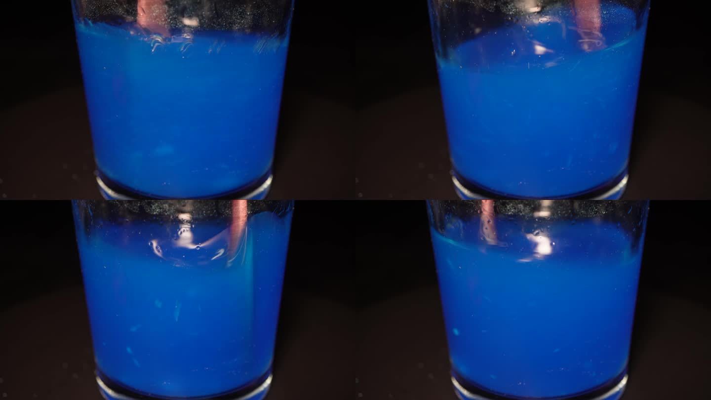 蓝莓果汁粉蓝色果汁粉硫酸铜溶液搅拌溶解