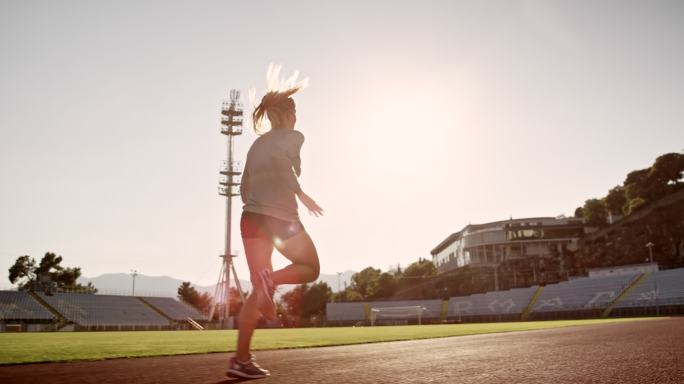 SLO Mods女运动员在阳光体育场跑步