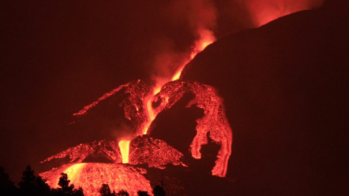拉帕尔马火山爆发。老山顶的火山爆发。