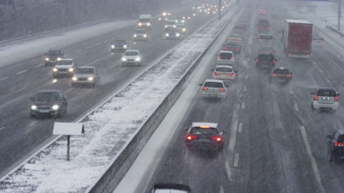 暴风雪中的LD繁忙公路