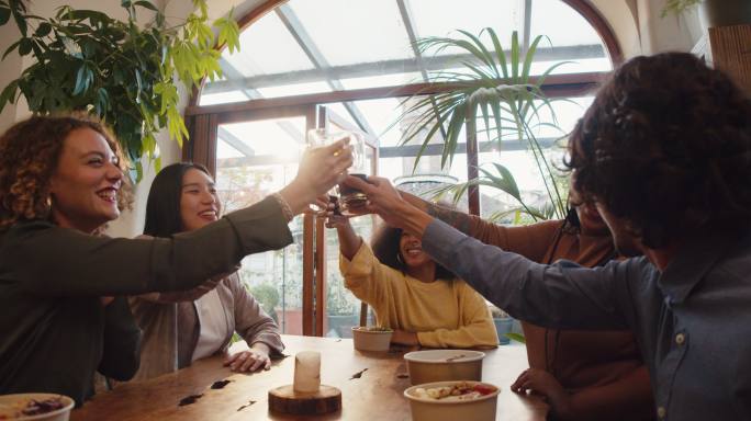 一群朋友在宴会上一起举杯