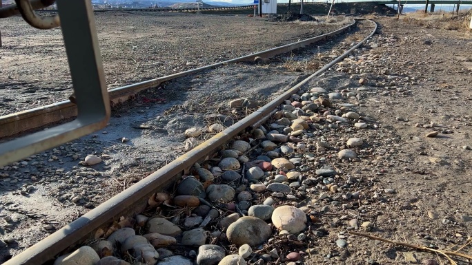 科罗拉多州西部一个阳光明媚的日子，生锈的旧火车轨道周围有岩石