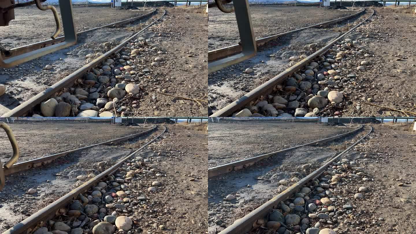 科罗拉多州西部一个阳光明媚的日子，生锈的旧火车轨道周围有岩石