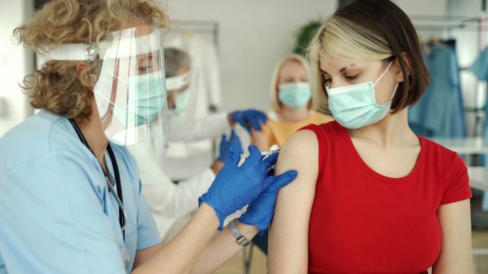 一名年轻女子正在接种新冠疫苗。