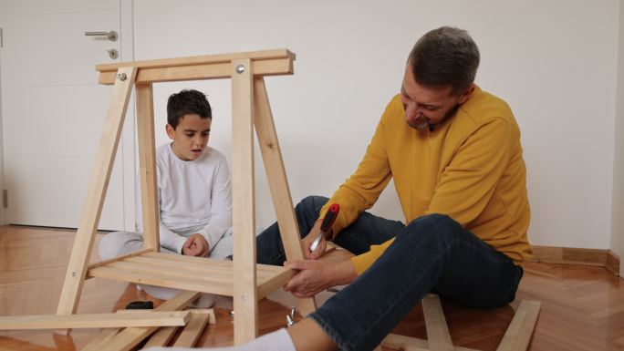 儿子和父亲组装家具