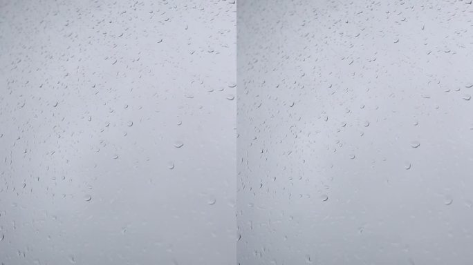 玻璃上的水珠和窗外的雨滴