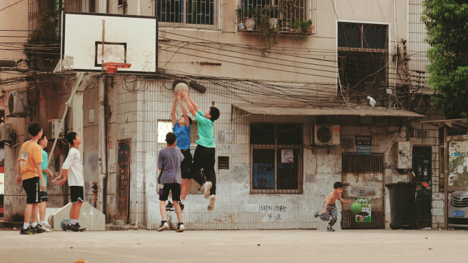 老社区少年打篮球