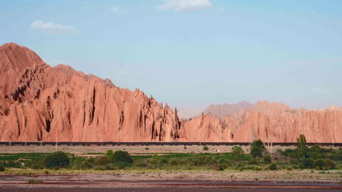 新疆红山石林火车