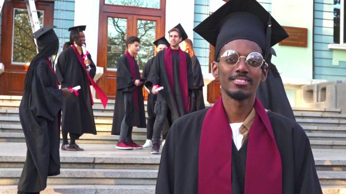 毕业后的校友班黑人博士毕业