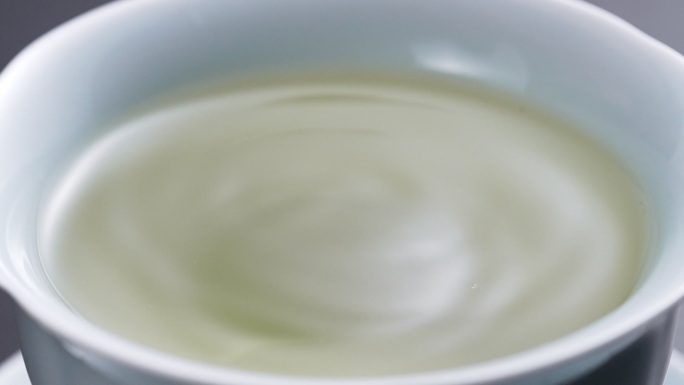 茶滴入沏好茶的清澈绿茶茶汤创意唯美