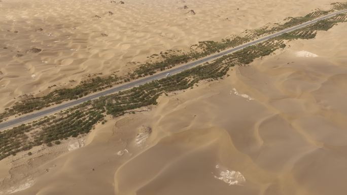 航拍新疆塔里木沙漠公路