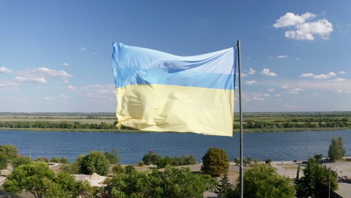 以第聂伯河为背景的乌克兰国旗无人机拍摄