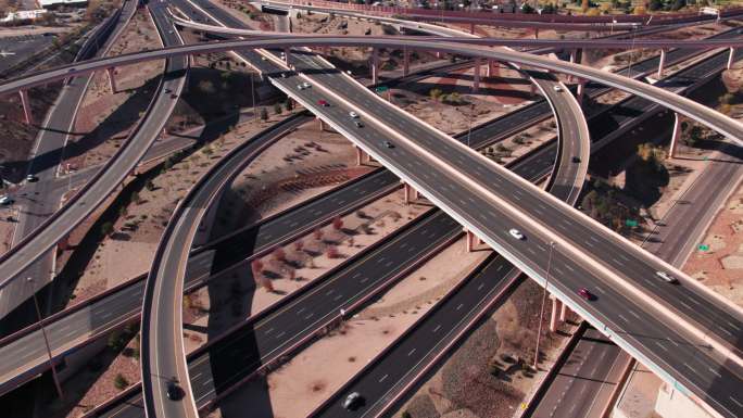 新墨西哥州阿尔伯克基市中心附近I-25和I-40交汇处的行车视图