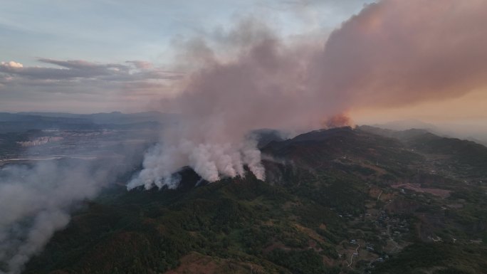 巴南山火森林火灾现场浓烟滚滚