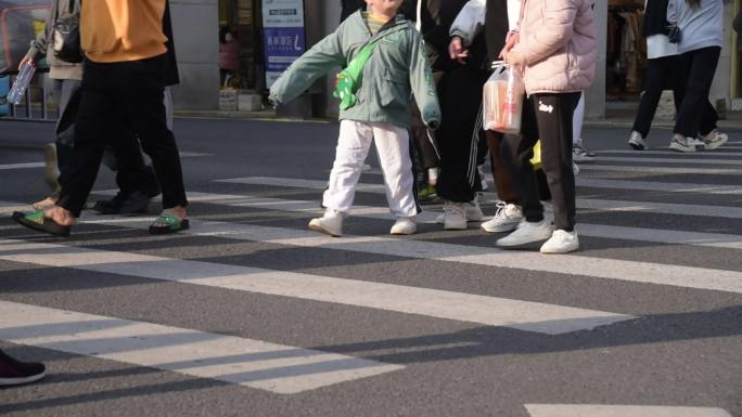 城市路口斑马线行人脚步