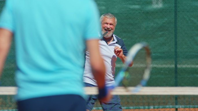 SLO-MO老人在外面打网球，在得分时大笑