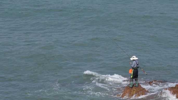 青岛小麦岛海钓的渔民